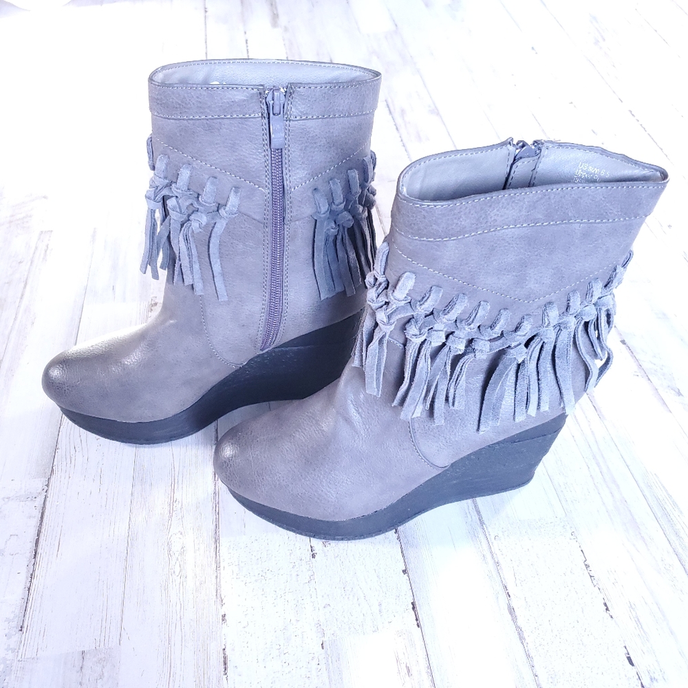 Women's sz 6 gray wedge booties with fringe